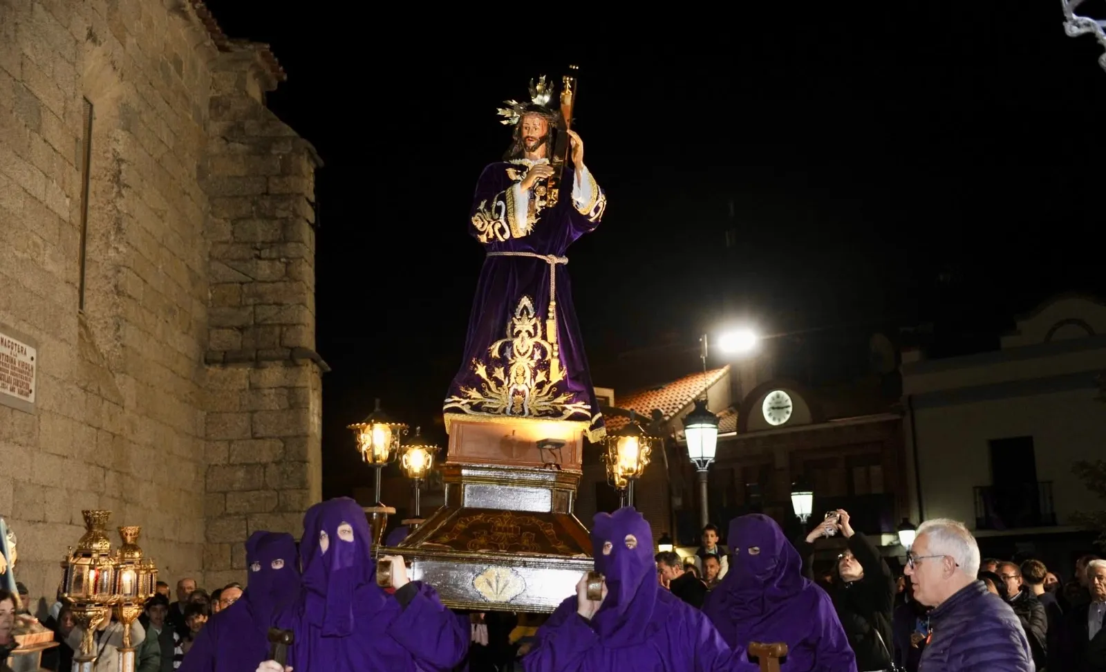 Foto 5 - Macotera se vuelca con la solemne procesi&oacute;n del Santo Entierro