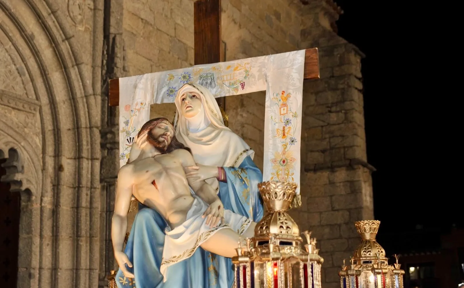 Foto 6 - Macotera se vuelca con la solemne procesi&oacute;n del Santo Entierro