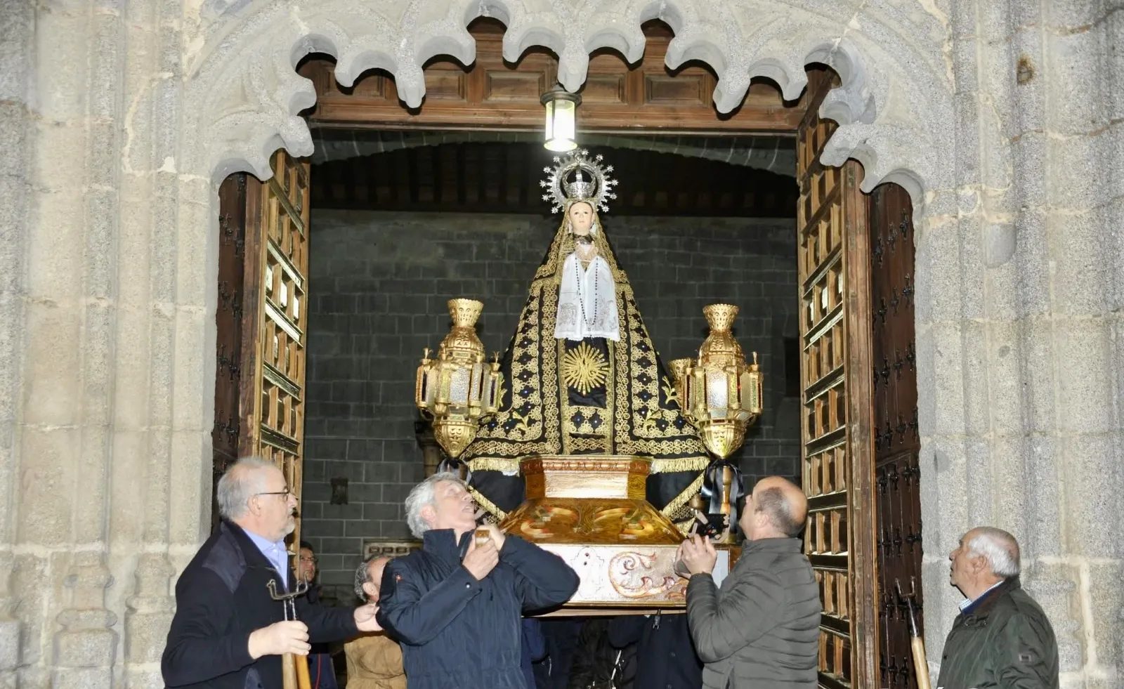 Foto 7 - Macotera se vuelca con la solemne procesi&oacute;n del Santo Entierro