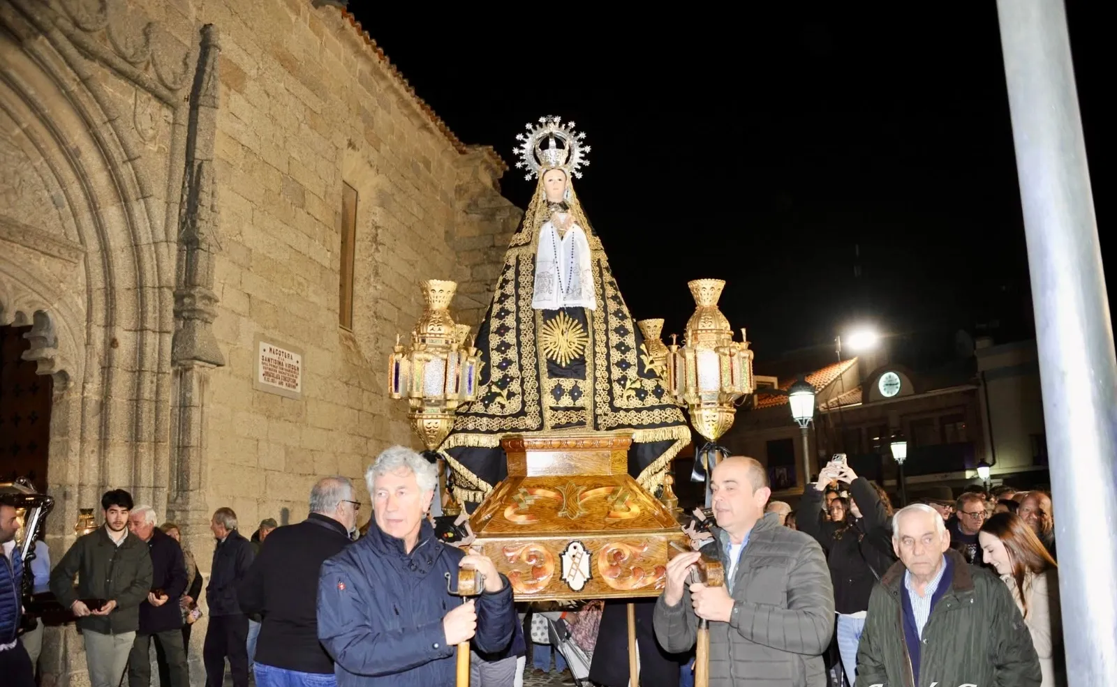 Foto 8 - Macotera se vuelca con la solemne procesi&oacute;n del Santo Entierro