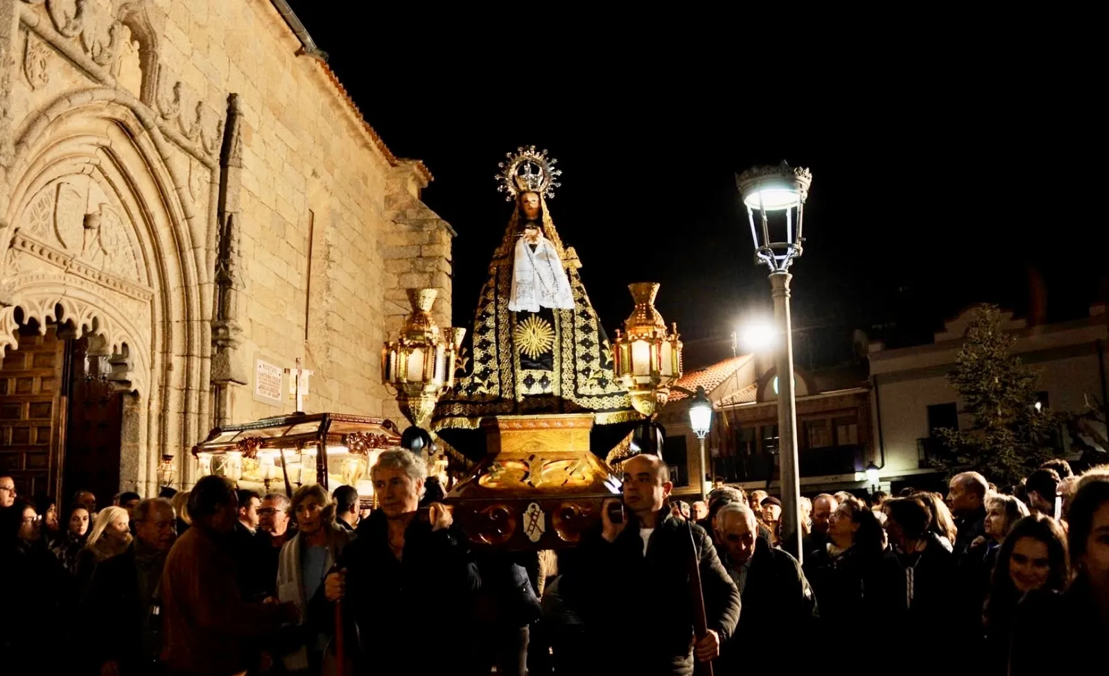 Foto 9 - Macotera se vuelca con la solemne procesi&oacute;n del Santo Entierro