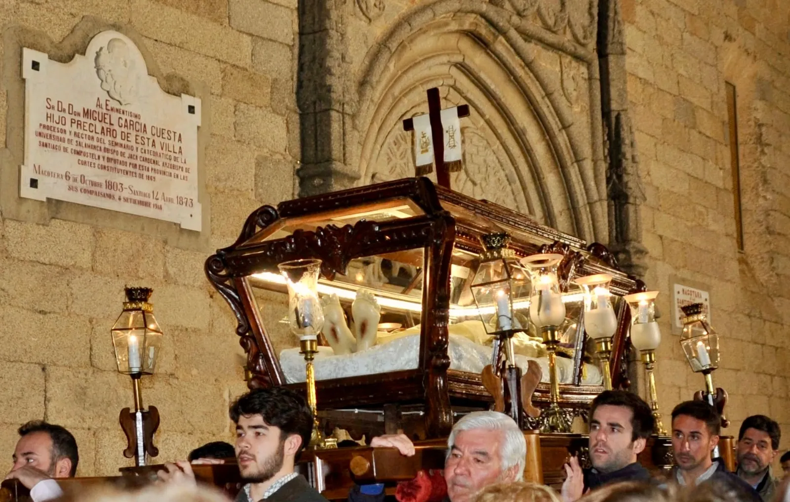 Foto 10 - Macotera se vuelca con la solemne procesi&oacute;n del Santo Entierro