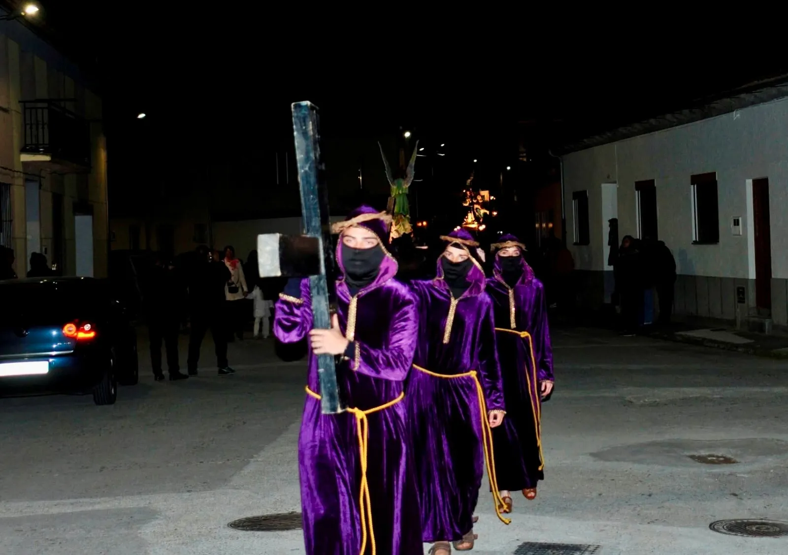 Foto 11 - Macotera se vuelca con la solemne procesi&oacute;n del Santo Entierro