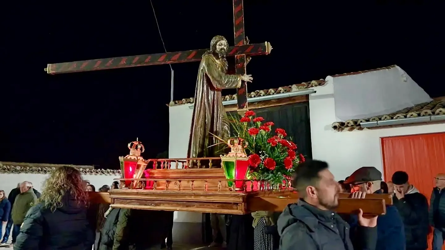 Foto 10 - Santiago de la Puebla se sumerge en el silencio del Santo Entierro