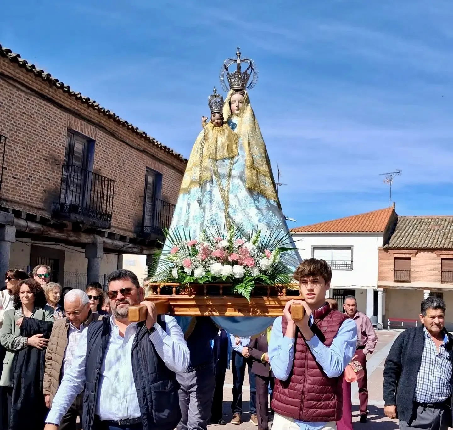Foto 4 - Santiago de la Puebla arropa al Resucitado en un ambientado domingo 