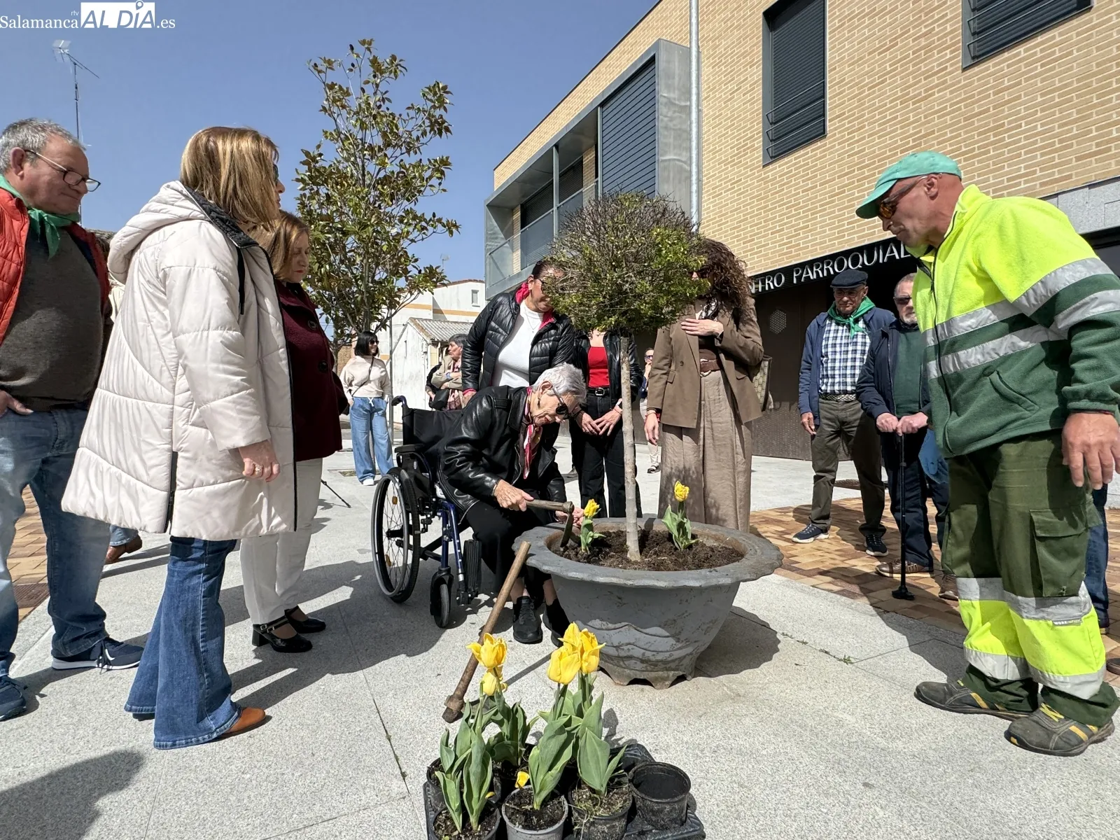 Foto 2 - Tulipanes, luz verde, concienciaci&oacute;n y solidaridad: Pe&ntilde;aranda se vuelca con los pacientes de Parkinson y sus familias