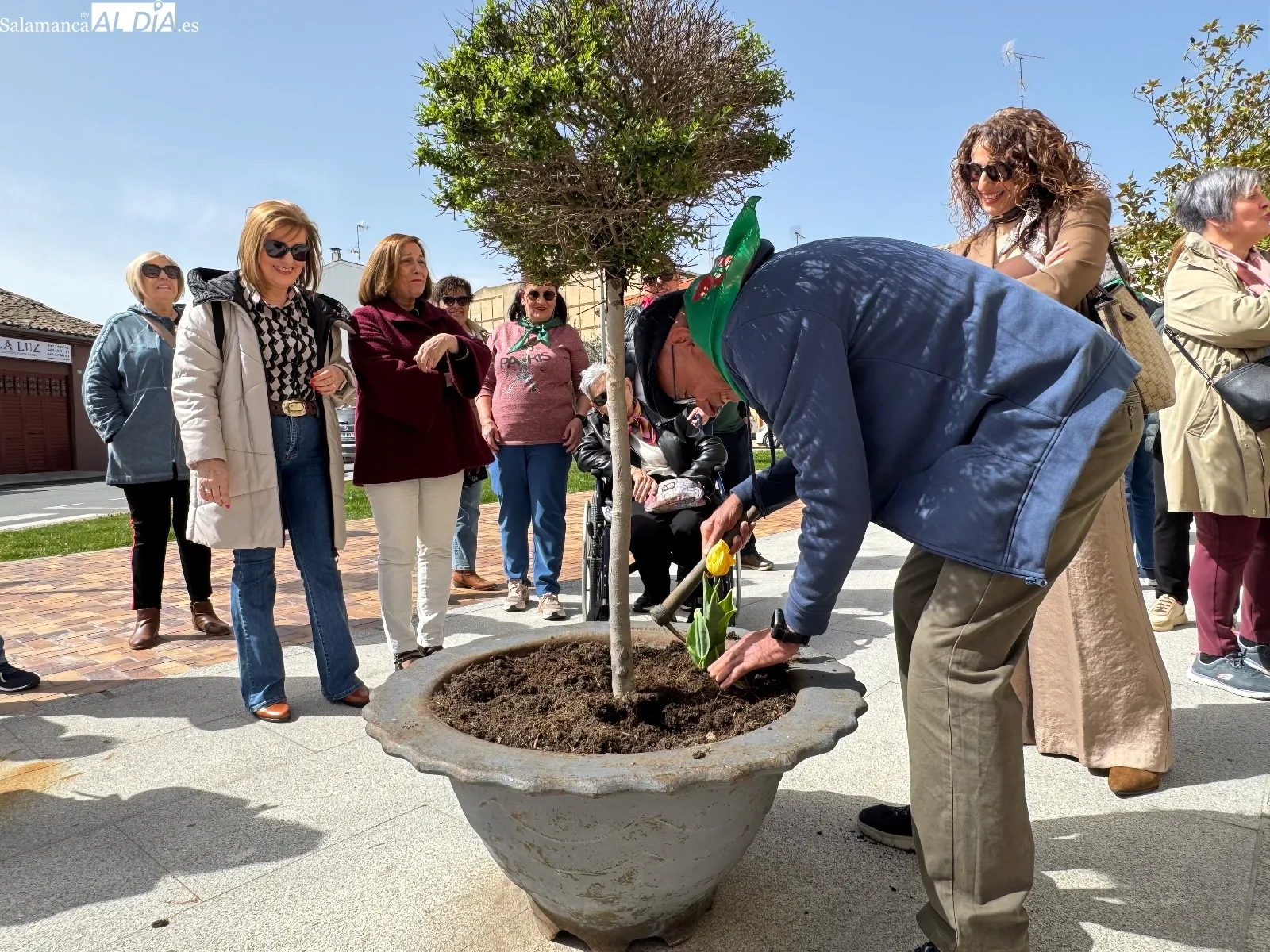 Foto 9 - Tulipanes, luz verde, concienciaci&oacute;n y solidaridad: Pe&ntilde;aranda se vuelca con los pacientes de Parkinson y sus familias