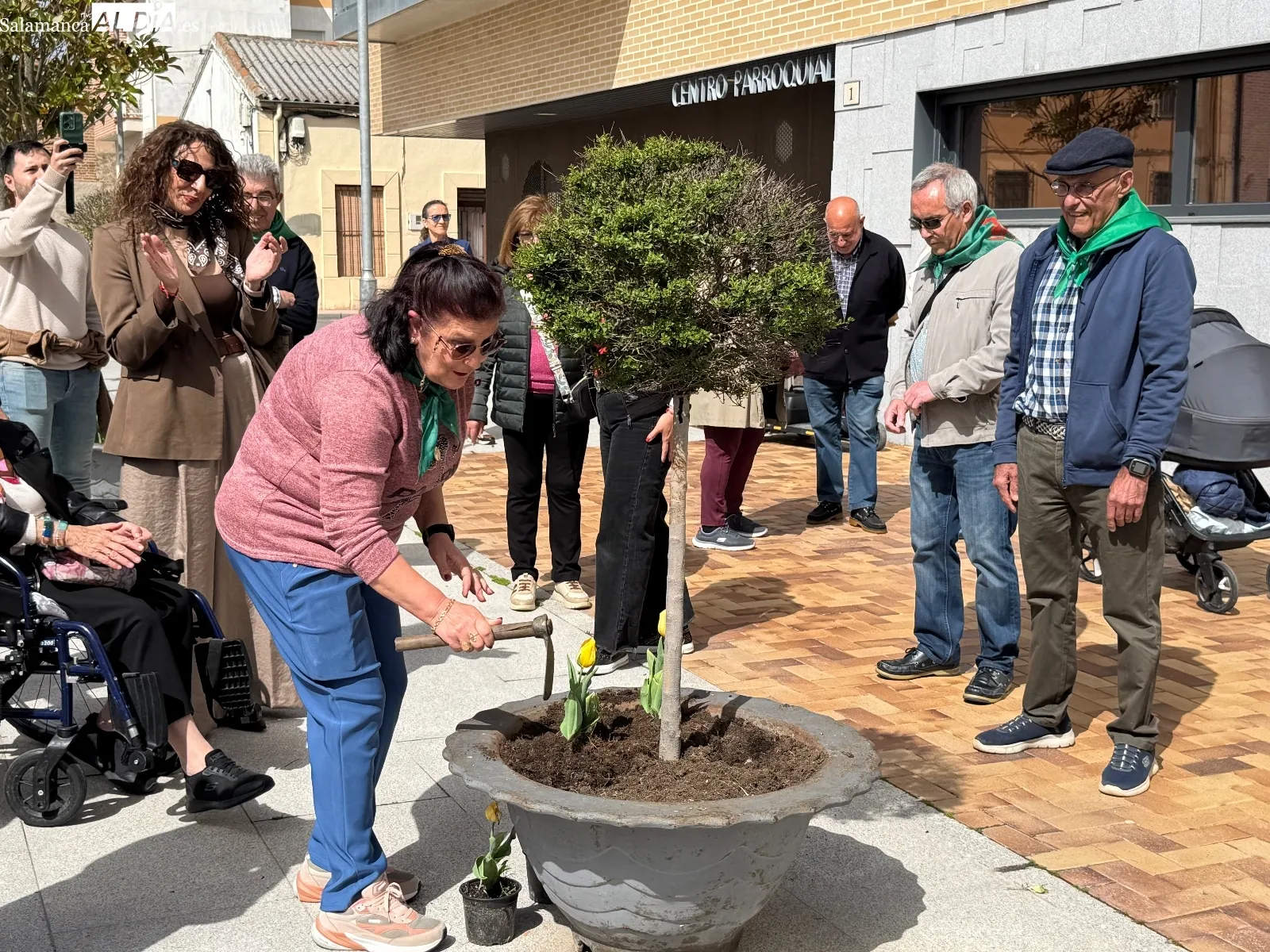 Foto 10 - Tulipanes, luz verde, concienciaci&oacute;n y solidaridad: Pe&ntilde;aranda se vuelca con los pacientes de Parkinson y sus familias