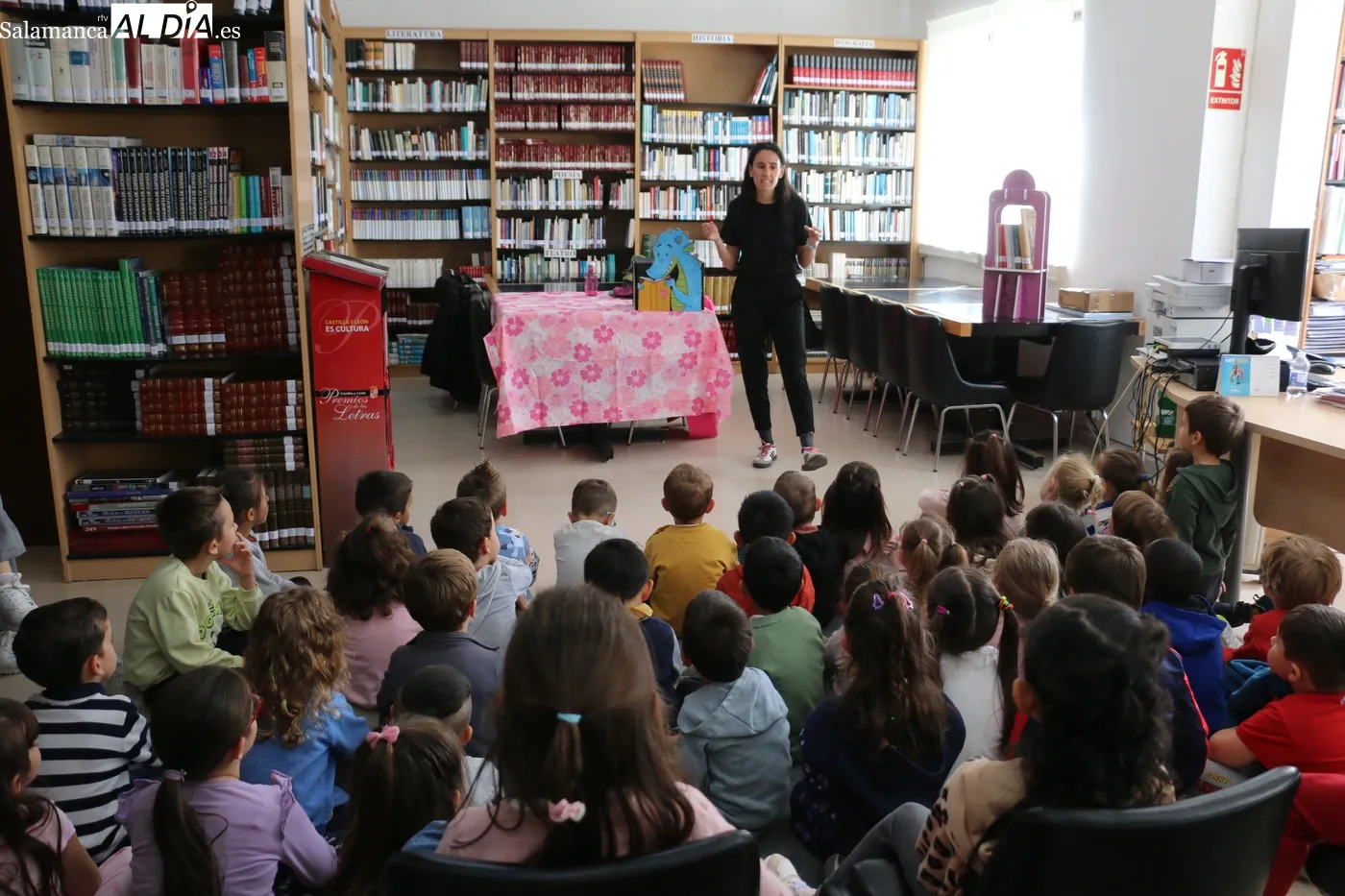 La magia de Cuentilaura cautiva a los escolares de Vitigudino por el Día del Libro