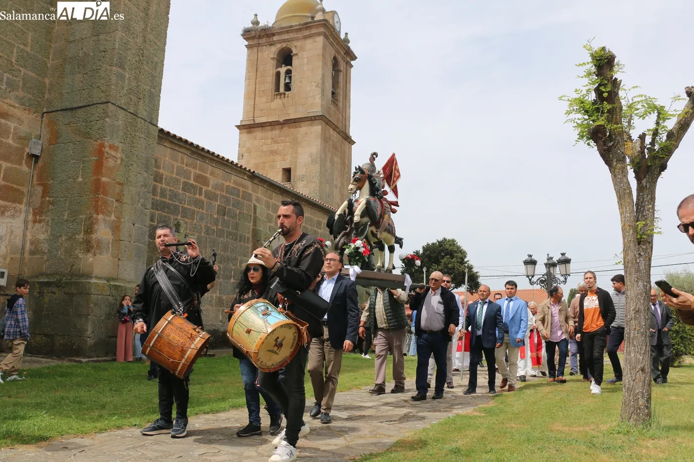 Olmedo de Camaces honra a San Jorge con actos religiosos y la subida de El Mariquelo a la pequeña catedral del Abadengo