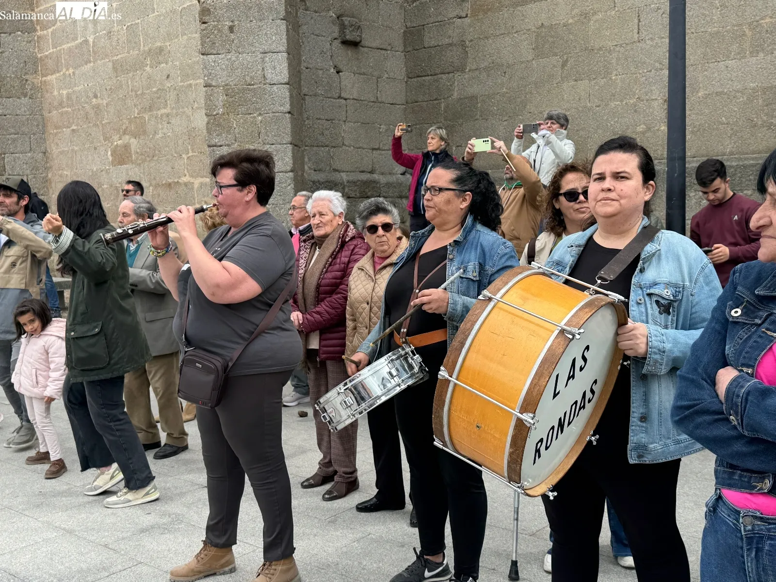 Foto 4 - Alaraz mantiene viva su tradici&oacute;n del Lunes de Aguas con la multitudinaria fiesta de los Quintos