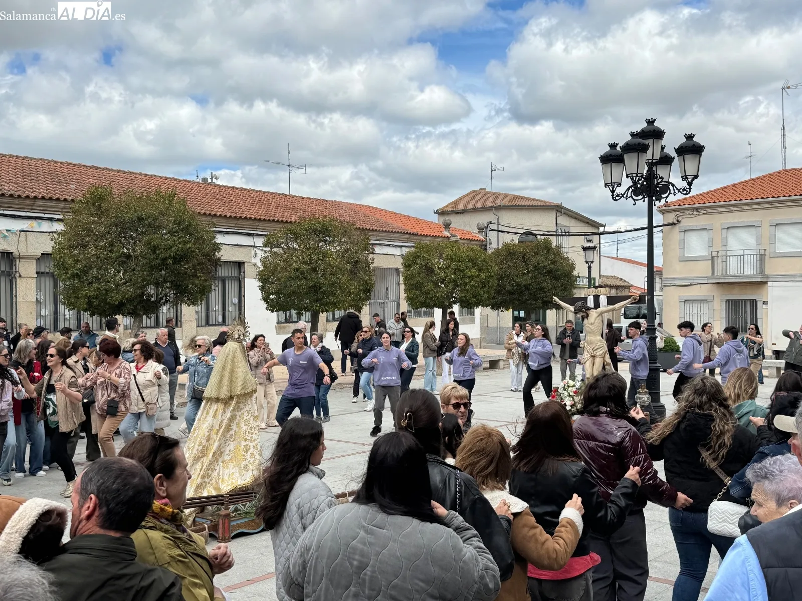 Foto 3 - Alaraz mantiene viva su tradici&oacute;n del Lunes de Aguas con la multitudinaria fiesta de los Quintos