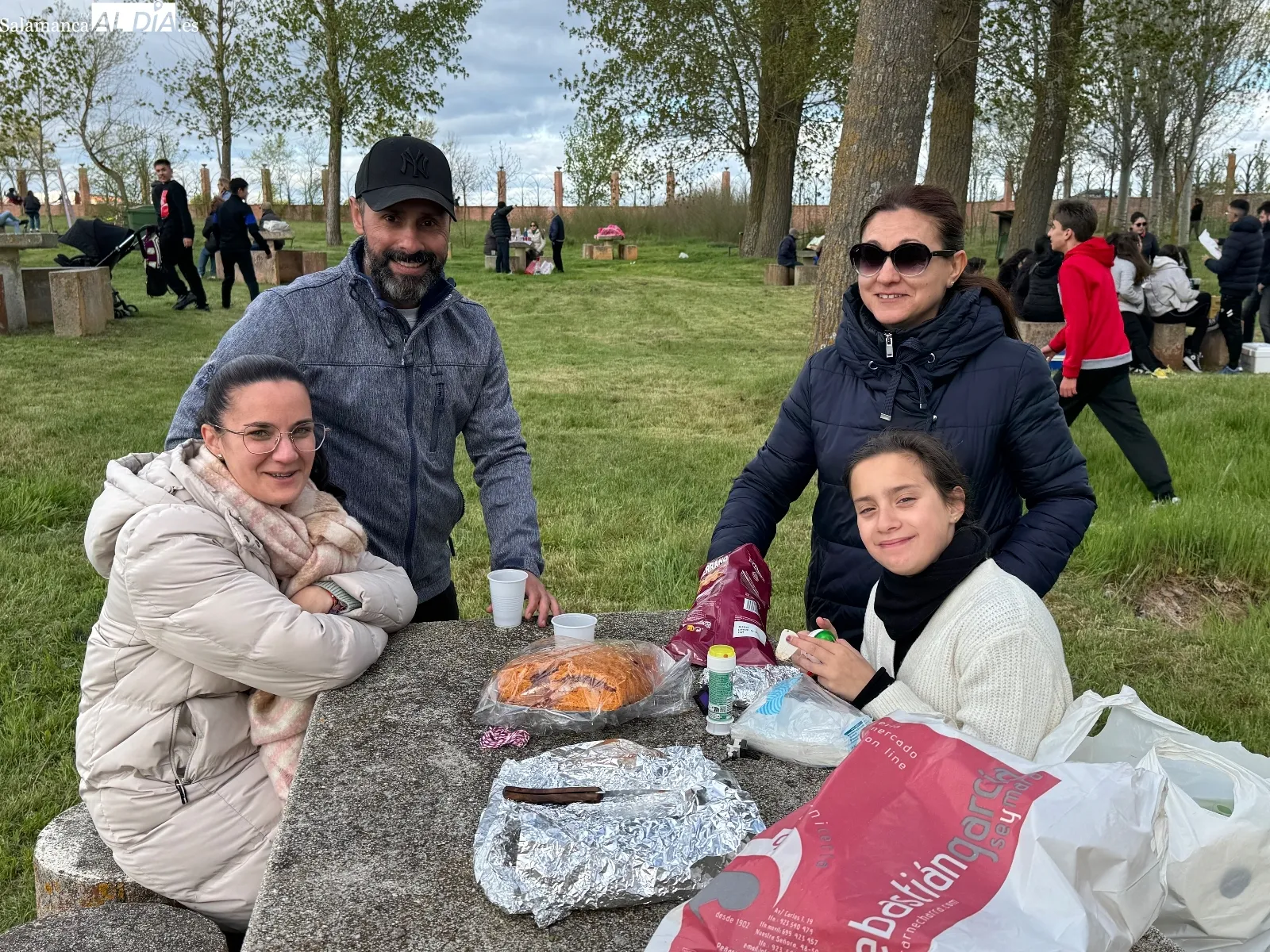 Foto 7 - El Inestal, punto de encuentro de familias y amigos este Lunes de Aguas pese al &ldquo;fresco&rdquo; 