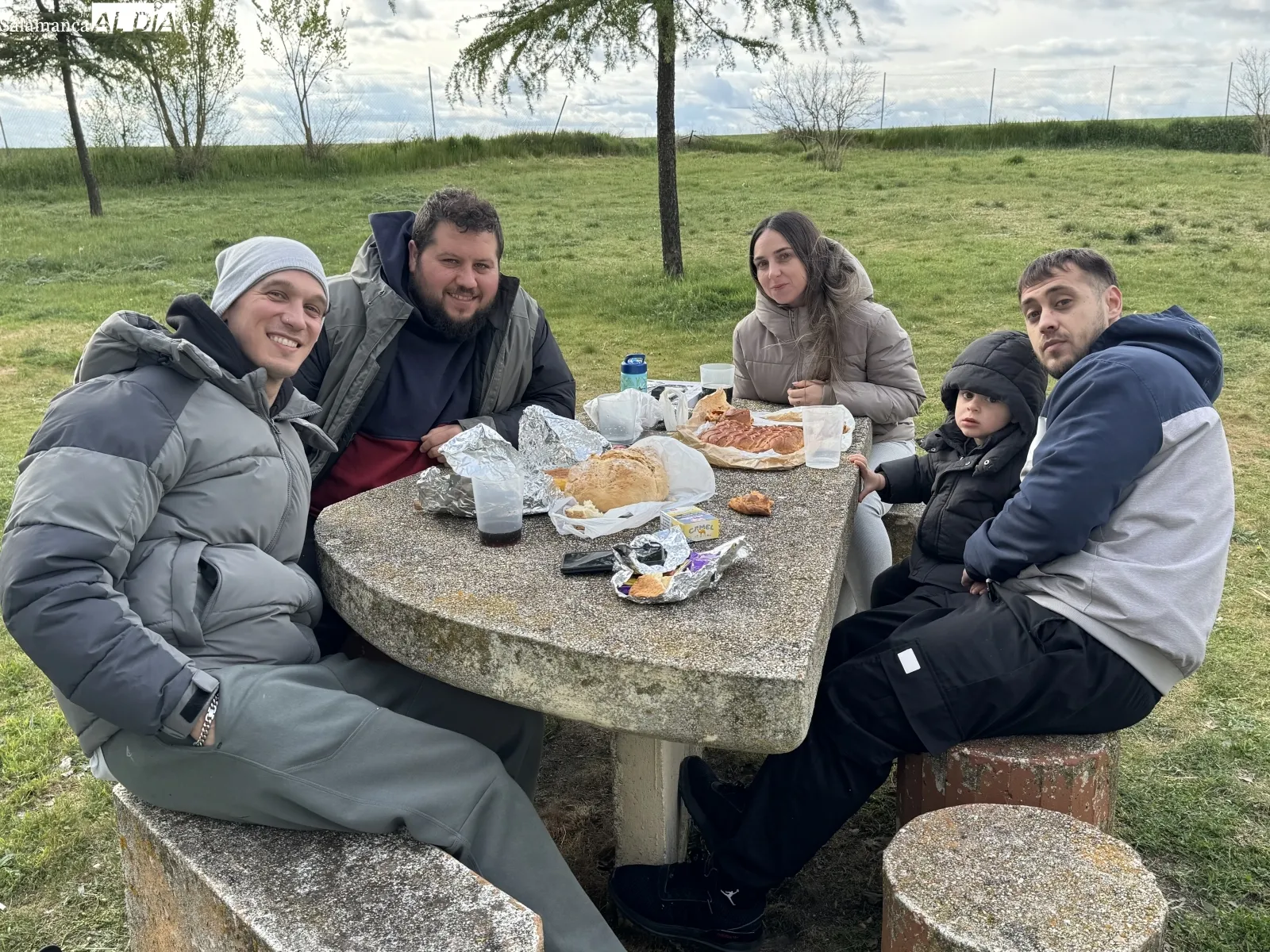 Foto 2 - El Inestal, punto de encuentro de familias y amigos este Lunes de Aguas pese al &ldquo;fresco&rdquo; 