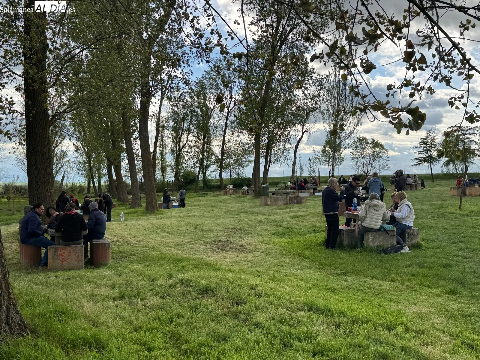 Foto 9 - El Inestal, punto de encuentro de familias y amigos este Lunes de Aguas pese al &ldquo;fresco&rdquo; 
