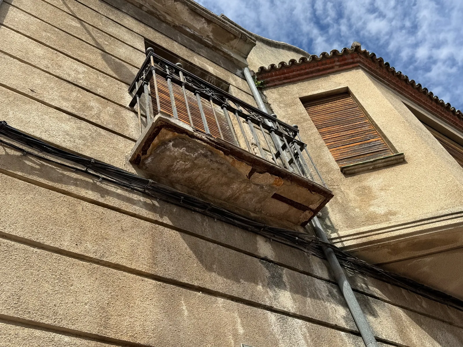 Foto 2 - Alerta vecinal sobre el riesgo de ca&iacute;a que muestra un balc&oacute;n antiguo entre Nuestra Se&ntilde;ora y El  Payo