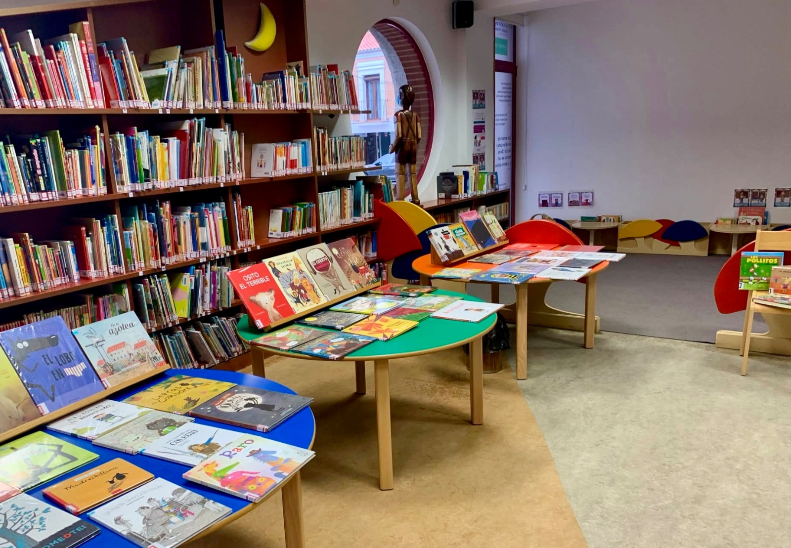 La Biblioteca de Peñaranda cumple 61 años: décadas de historias compartidas y un mayo dedicado a las Madres de Papel y Tinta
