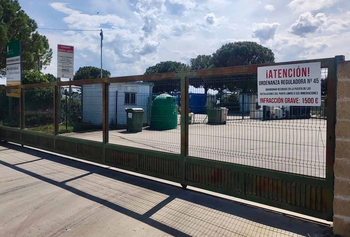 Dos denunciados y multas de hasta 1.500 euros por dejar enseres a las puertas del Punto Limpio fuera de horario