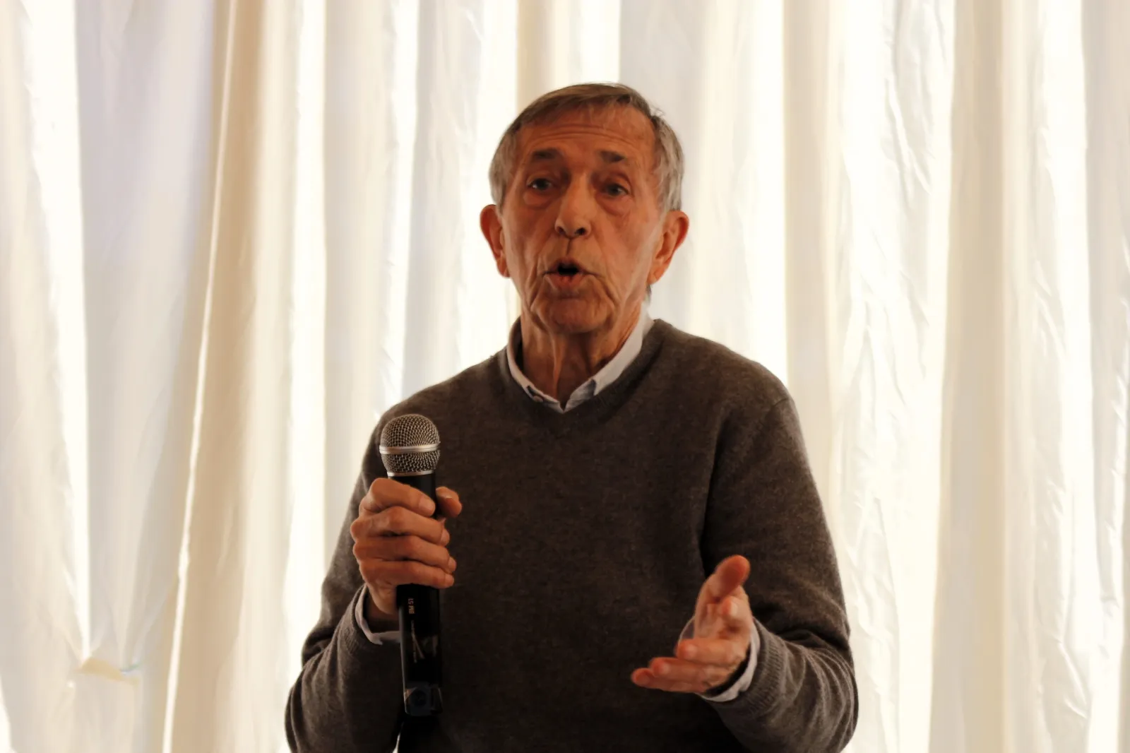 La segunda jornada de las puertas abiertas en El Cuartón de Traguntía nos “ilumina” sobre la persona de Carlos Luna Beovide con el catedrático Eladio Sanz García