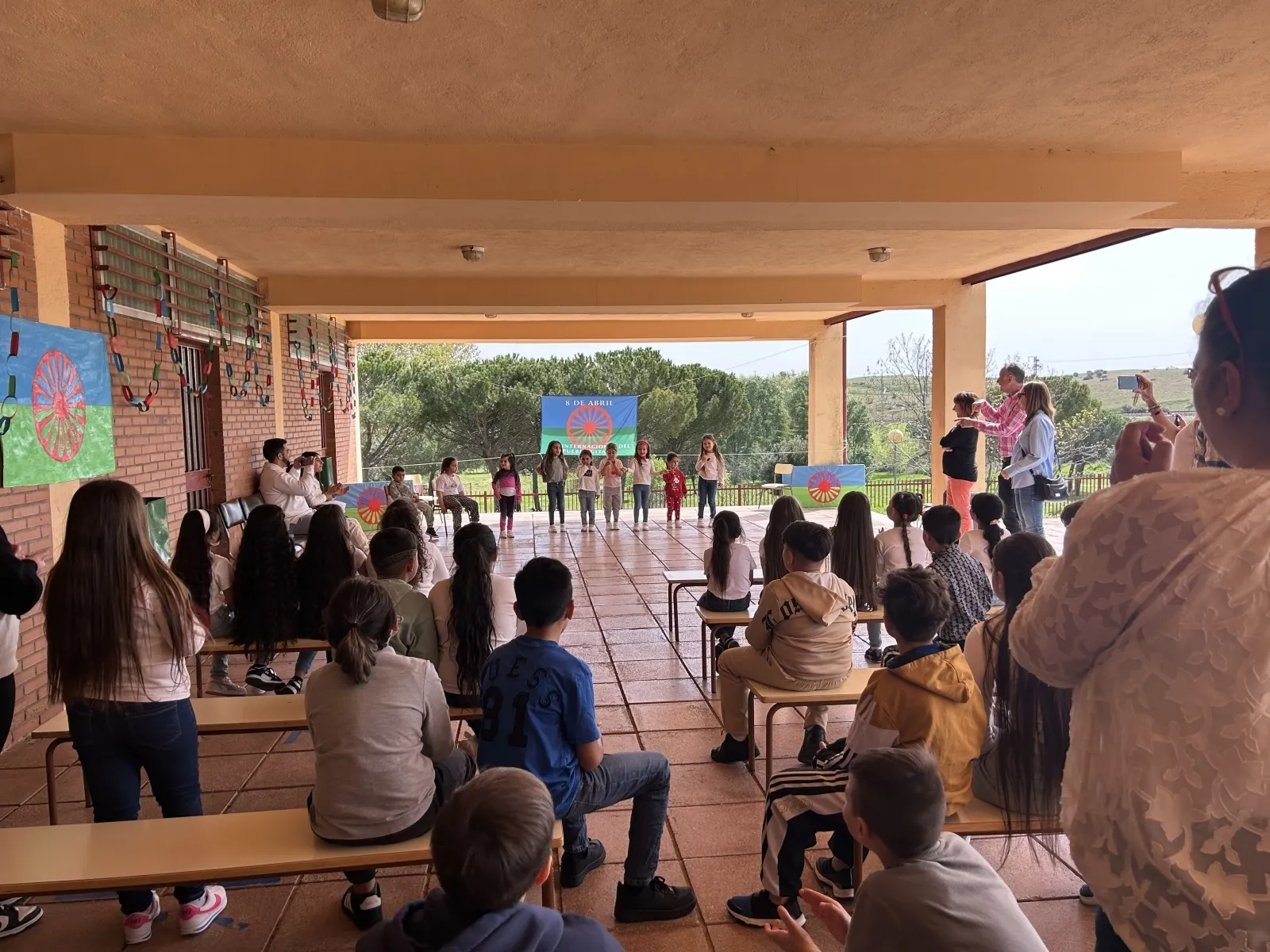 Foto 8 - El Colegio Buenos Aires conmemora el aniversario del pueblo gitano con m&uacute;sica y poes&iacute;a