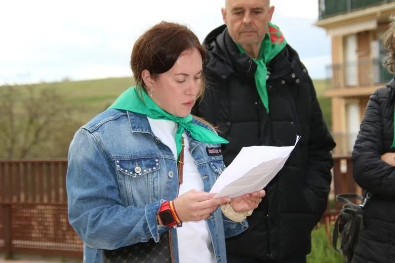 Foto 4 - Alba de Tormes se suma al D&iacute;a Mundial del Parkinson con la plantaci&oacute;n de tulipanes