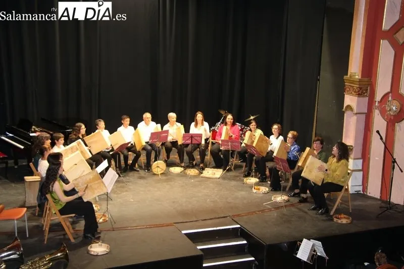Foto 2 - El Teatro de la Villa acoge un encuentro coral y de m&uacute;sica tradicional con cuatro agrupaciones