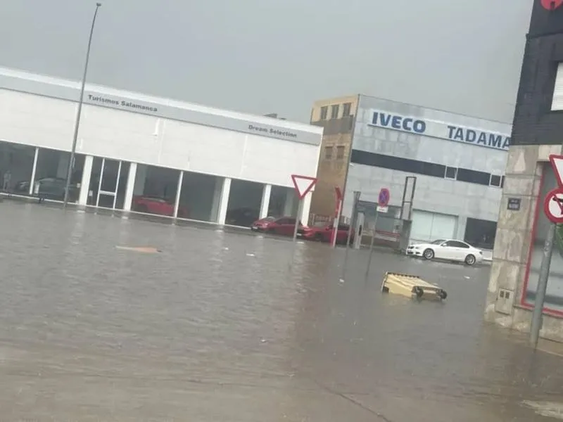 Una tromba de agua inunda el polígono de los Villares