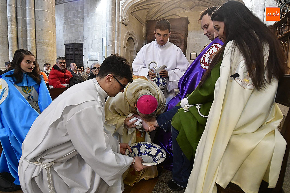 La Catedral de Ciudad Rodrigo celebra el tradicional lavado de pies en la Misa de la Cena del Señor