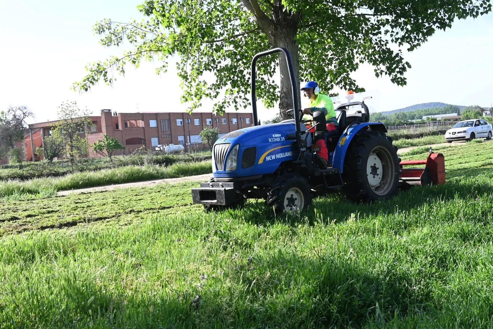 Foto 3 - El Ayuntamiento refuerza el desbroce de sus zonas verdes y el r&iacute;o