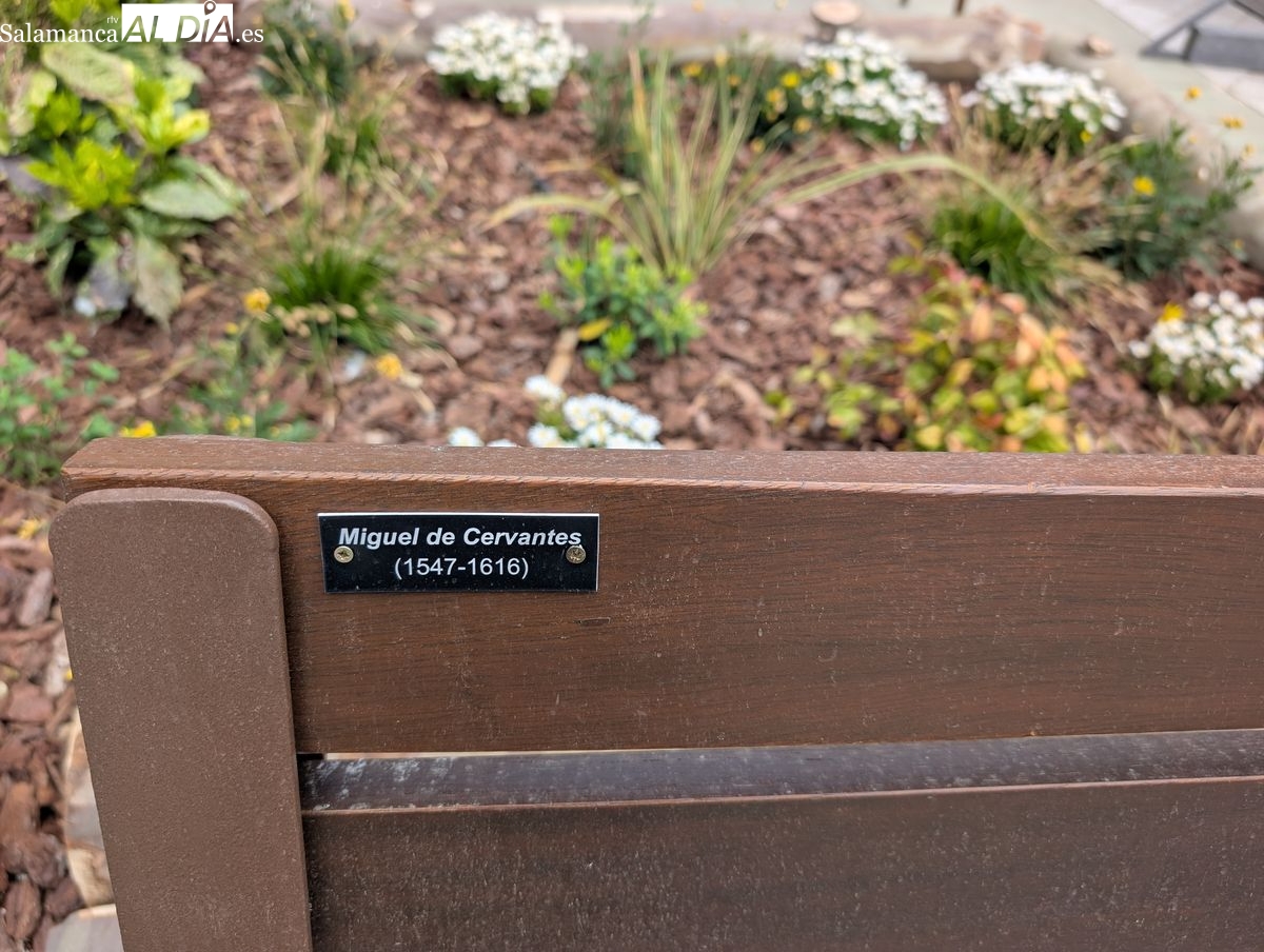 Bancos de la calle Gutenberg rinden homenaje a escritores en Salamanca
