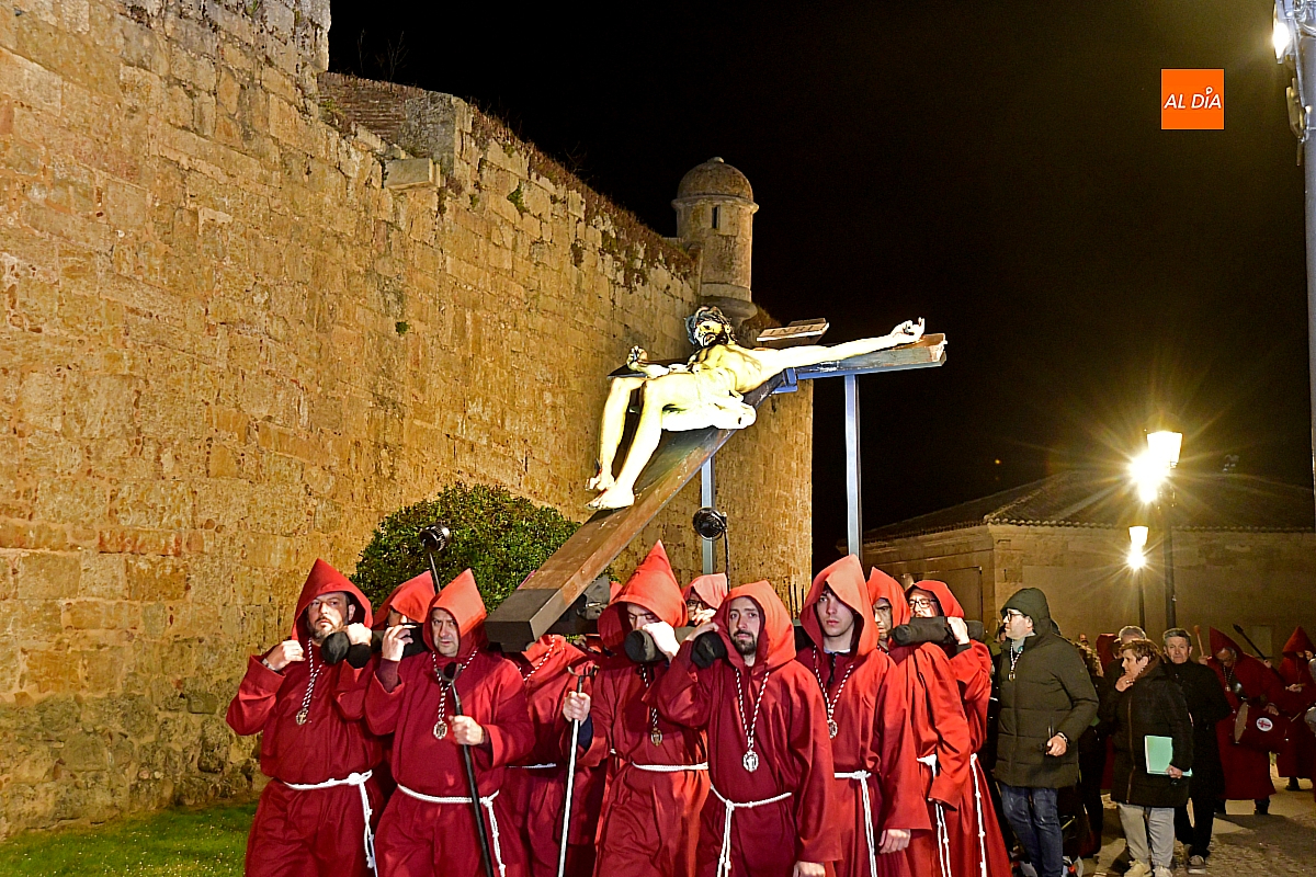 El Cristo Crucificado procesiona con las cinco llagas entre entrañables calles mirobrigenses