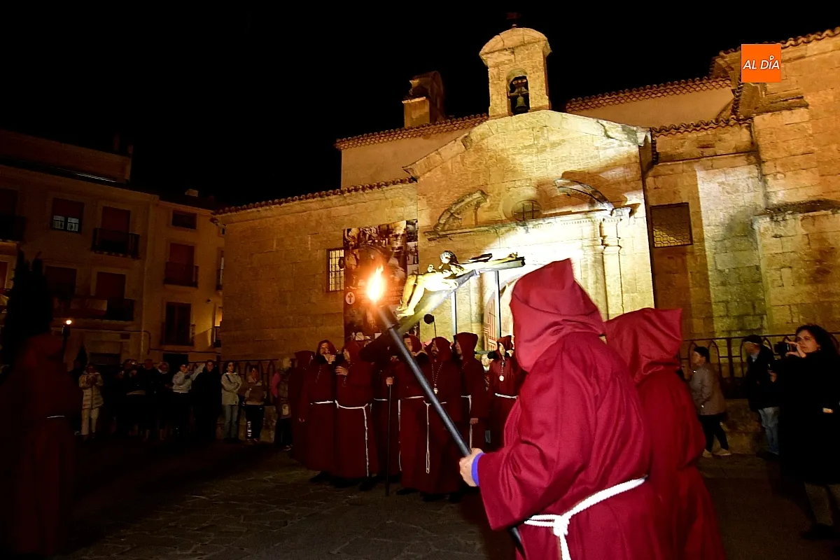 Procesión de Las cinco llagas entre entrañables calles mirobrigenses