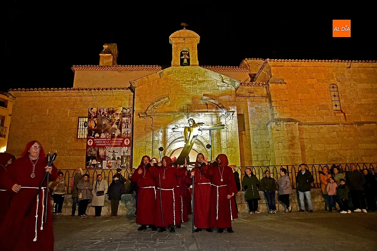 Procesión de Las cinco llagas entre entrañables calles mirobrigenses