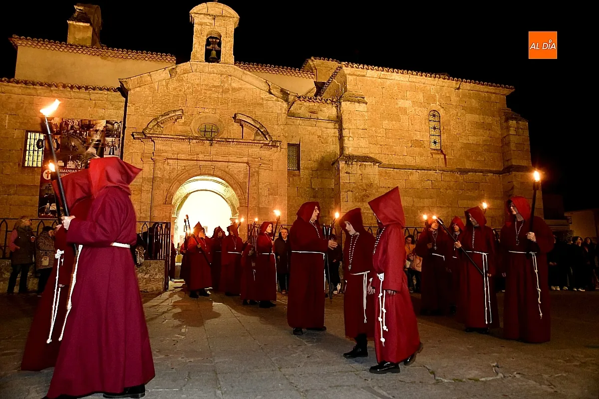 Procesión de Las cinco llagas entre entrañables calles mirobrigenses