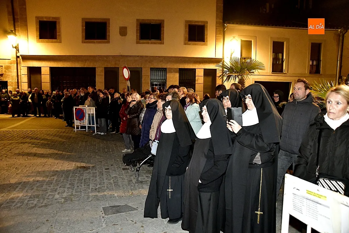 Procesión de Las cinco llagas entre entrañables calles mirobrigenses