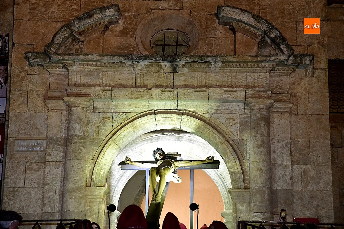 Procesión de Las cinco llagas entre entrañables calles mirobrigenses