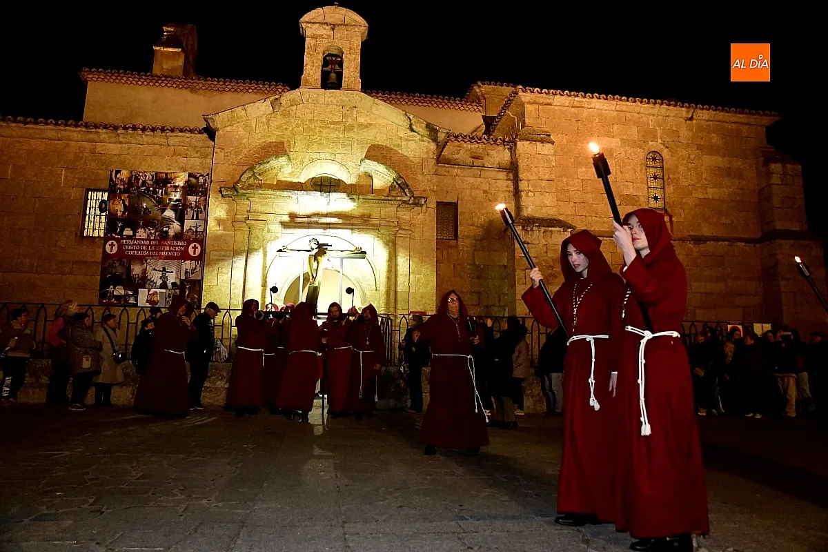 Procesión de Las cinco llagas entre entrañables calles mirobrigenses