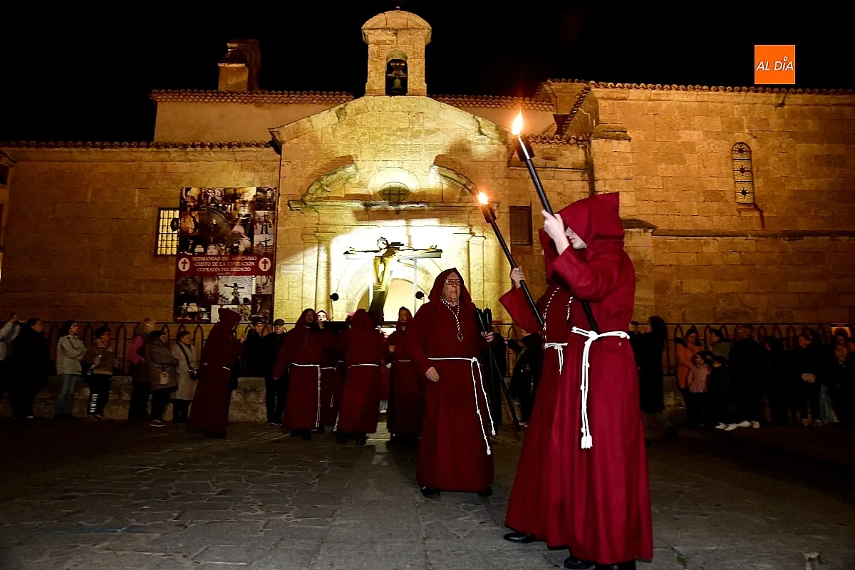 Procesión de Las cinco llagas entre entrañables calles mirobrigenses