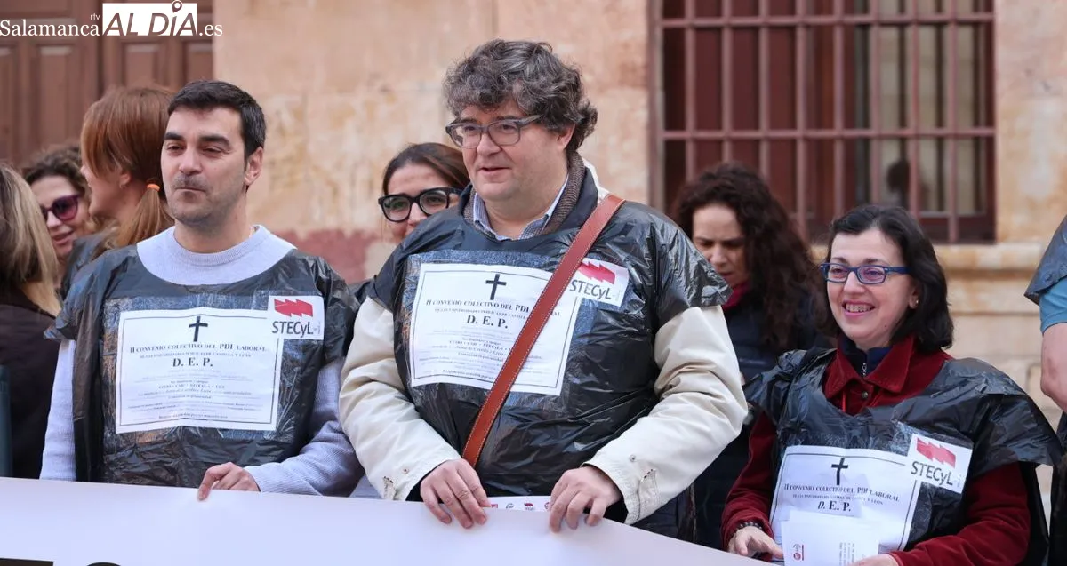 Entierro simbólico en el Patio de Escuelas con el que los docentes laborales de la USAL exigen su tercer convenio. Foto de David Sañudo