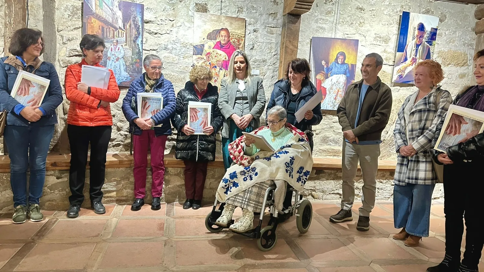 Foto 4 - La Alberca rinde homenaje a las bordadoras de la Sierra de Francia con una exposici&oacute;n fotogr&aacute;fica
