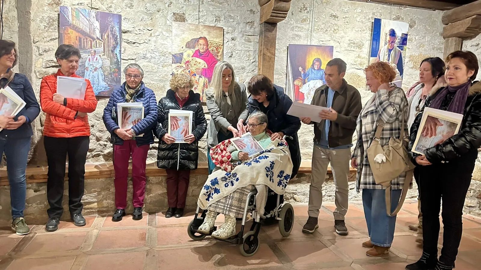 Foto 3 - La Alberca rinde homenaje a las bordadoras de la Sierra de Francia con una exposici&oacute;n fotogr&aacute;fica