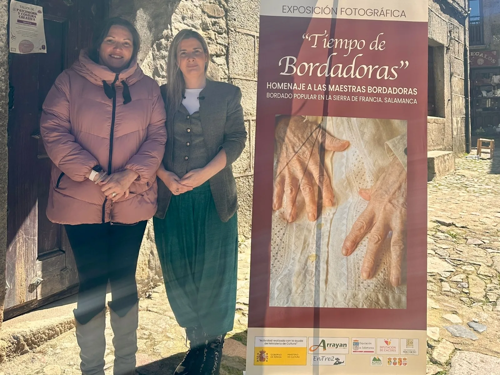Foto 2 - La Alberca rinde homenaje a las bordadoras de la Sierra de Francia con una exposici&oacute;n fotogr&aacute;fica