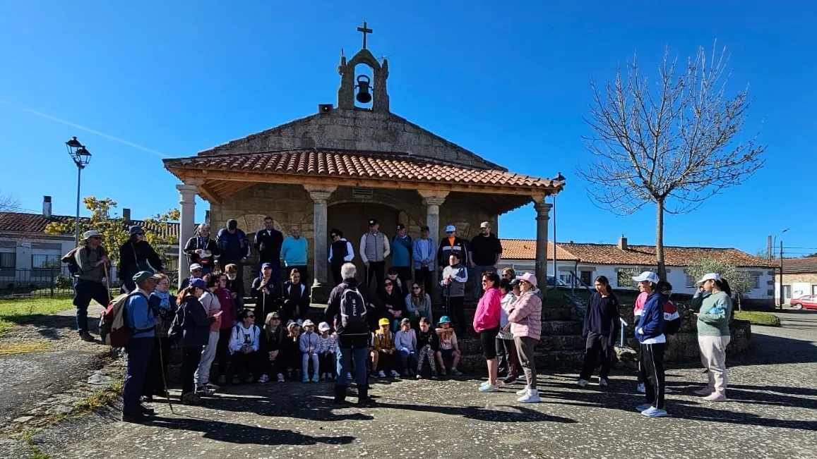 Participaron algo más de medio centenar de senderistas