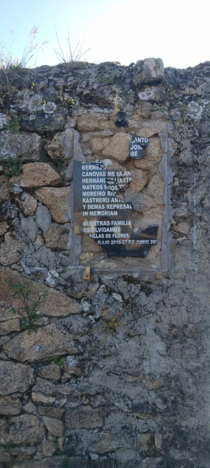 Foto 2 - Nuevo ataque a la placa de Memoria Democr&aacute;tica en Casillas de Flores