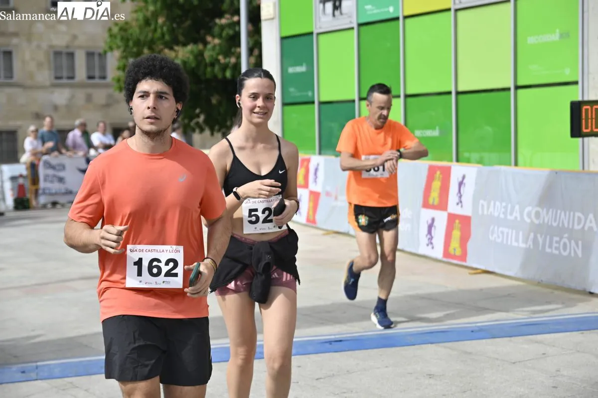 Álvaro Jaén y María José Carpio ganan la carrera inclusiva por el Día de Castilla y León 