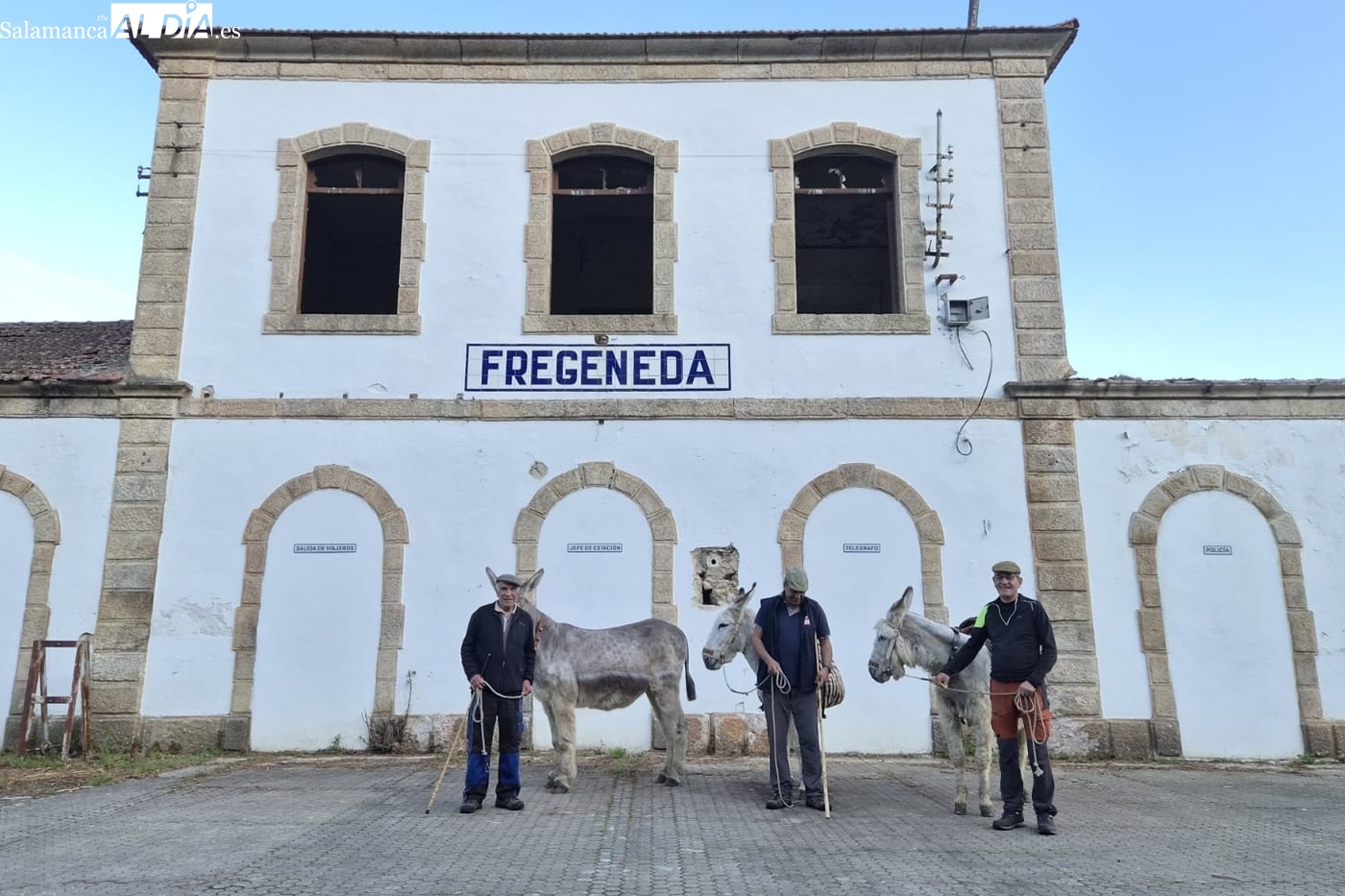 ‘Los romeros de Lumbrales inician una nueva ruta con sus burras por la vía férrea del Duero 