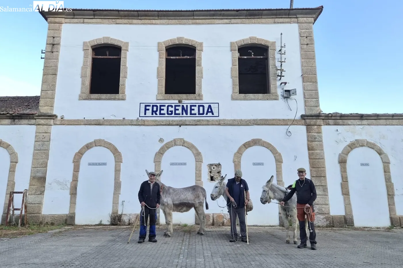 ‘Los romeros de Lumbrales inician una nueva ruta con sus burras por la vía férrea del Duero 