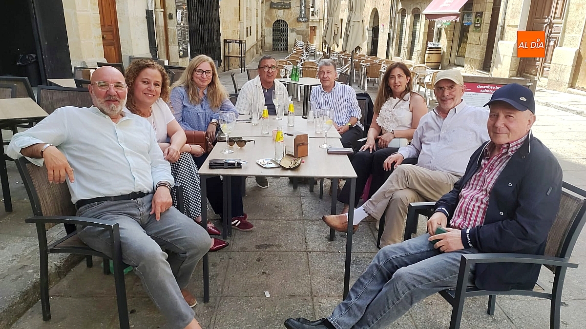 La plantilla de correduría de seguros Multicía homenaje a  compañera Sara Moreno que cambia de sector tras 20 años en la compañía