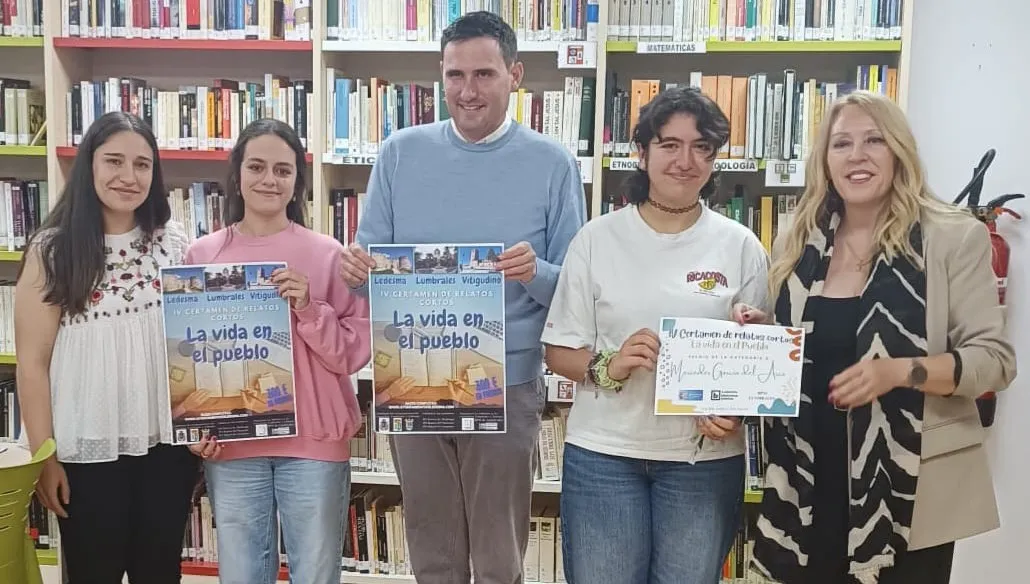 Ganadora de Lumbrales con la concejala de Cultura (der.) y el responsable de la Biblioteca Municipal