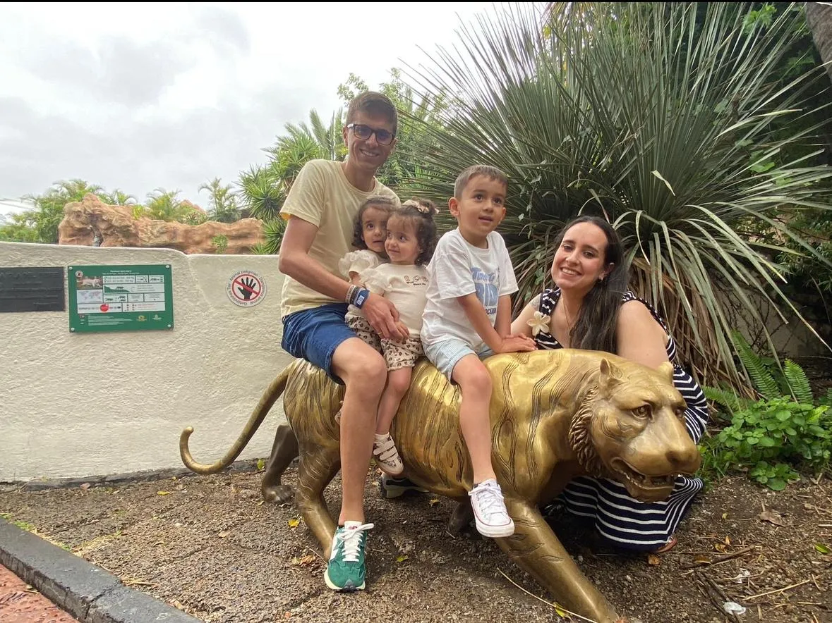 Cristina, madre salmantina junto a sus tres hijos: Alejandro, el mayor; y las mellizas Sara y Sofía 